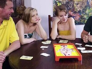 Stepdaughter und stiefvater im wilden 4er! Diese geilen Cuties haben