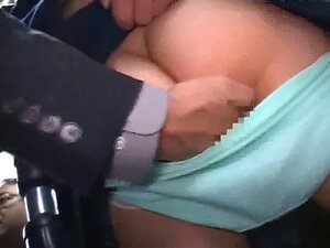  Schockierte unschuldige Süße wird in einem Stadtbus befummelt und