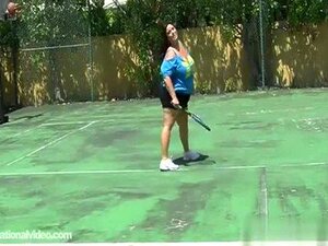 Heiße Frau mit massivem Gesicht