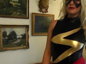 COSPLAY-BRUDAR Rykande heta Ms Marvel Striptease, Het blondin Ms
