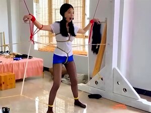 Schönes chinesisches Mädchen gefesselt und geknebelt im