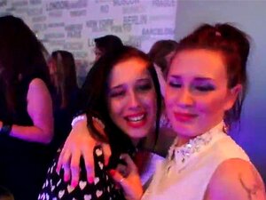 Flirtende Mädels werden auf einer Hardcore-Party absolut wild und