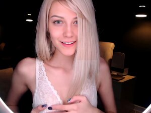 Blonde schatje babe drinkt wijn en stript chat op webcam