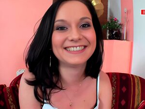 Schüchterne deutsche Süße macht pornocasting für Geld