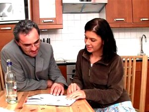 Hete schoonheid wordt hard geneukt. Oude leraar heeft plezier met