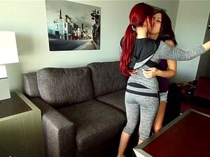 Addison Ryder & Zoey Monroe in Ein Spaziergang im Park Video. Mitten