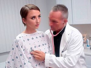 Verleidelijke dokter met grote tieten biedt een onvergetelijke