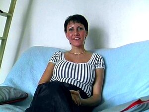 Süßes kurzhaariges Mädchen zeigt sich und wird kinky mit einem