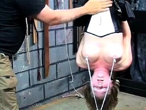 Elegante bimba a cui piace mostrare il suo corpo in cam