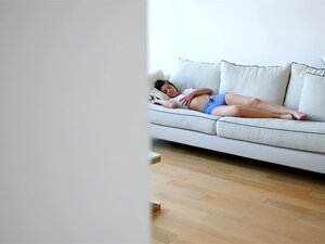Süße Stiefschwester Shane Blair machte ein Nickerchen im Wohnzimmer