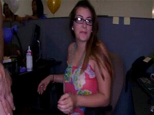 42 Milfs betrapt op vreemdgaan op video op cfnm feest09