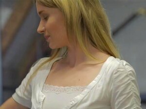 Blonde Süße masturbiert bis zum Höhepunkt im Badezimmer. Blonde