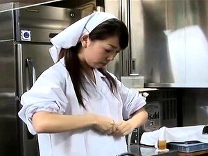 Untertitelter japanischer Ramen-Shop mit oben ohne Angestelltem