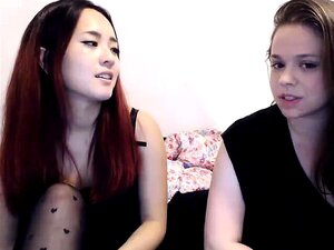 Jättimäiset tissit omaava lesbo pitää hauskaa lesbosiskopuolensa