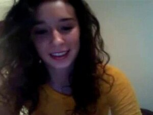 Garota universitária com peitos pequenos. Camgirl amadora tímida e