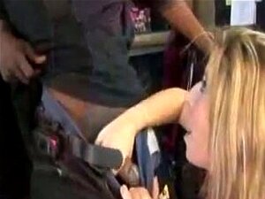 Sara Jay bekommt ihr Bardamen-Tipp