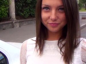 D - Anhalterin Miranda Kerr sieht aus wie eine Kehle. Anhalterin