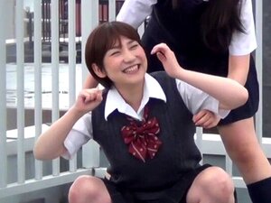 Stoute studenten pissen. Stoute studenten pissen buiten in uniform