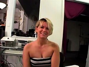 Buste blonde vrouw stript en zuigt dan