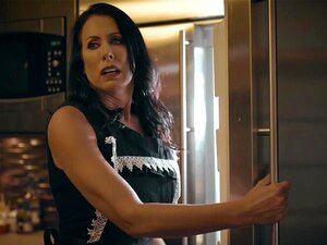 Kleine Latina-Süße serviert enge Muschi für geile Reife. Kleine