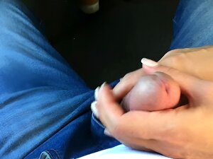 Echter öffentlicher Quickie-Tugjob im Minibus, diese Schlampe mag es!