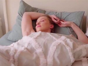 Styvsysters kroppsbyte - kåt och sexig collegebrud blir knullad av