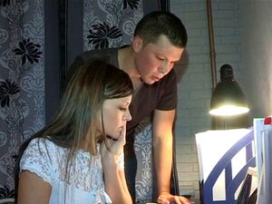 Sexappeal runde Arsch-Tussi spreizt lange Beine weit. Sexappeal runder