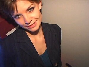 GLORY HOLE GIRLZ - Büroleiterin lutscht Fremden in Tampa Gloryhole