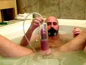 Krullende stiefvader pompt en komt klaar in de wasruimte, Hirsute