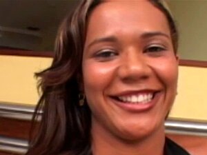 Ebony vriendin neukt witte meid. Sletterige witte schat heeft een