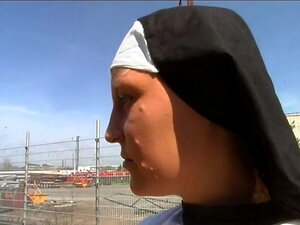 Katholische Sklavin wird von Bizarix präsentiert