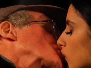 70-årig styvpappa på blinddejt knullar en het sötnos