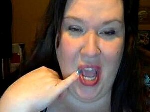 Dođi i pogledaj ovu zanosnu camgirl koja ističe svoje ogromne sise