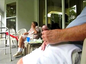 Oma wollte mir zusehen......ich denke, Oma den Schwanz zeigen