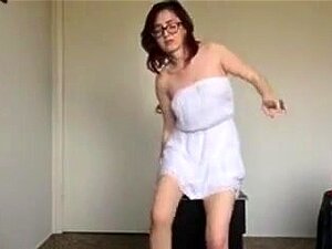 Geiler Geek masturbiert, kostenloses Orgasmus-Porno-Video,