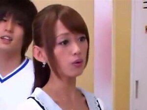 Schulmädchen wird gefingert und hart in vielen Posen gefickt