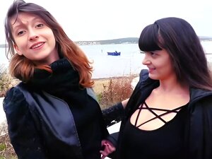 JacquieEtMichelTV 21 12 17 Melany och Marina varm dag i Sete franska