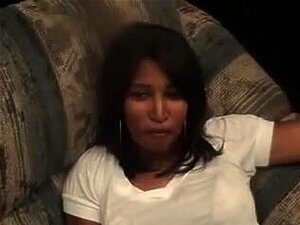 Walmart-jente tar en ølflaske dypt