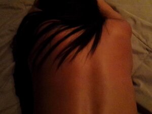 Schau zu wie diese unersättliche Babe in einem HD-Dreier hart in den