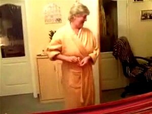 Vecchia Milf che scoreggia (GILF) si strofina la spazzola per capelli
