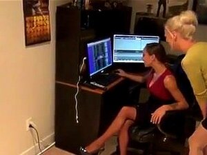 Zwei Frauen geben einen Fußjob in ihren Strumpfhosen,