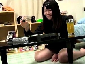 Leicht pummelige japanische Frische lernt abspritzen