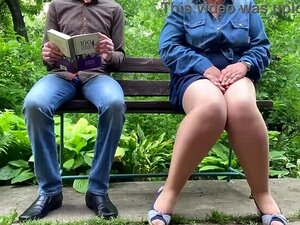 Strumpfhosen-Prinzessin pisst im Park, während ich zuschaue