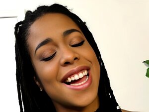 HJ kleine Brüste Ebenholz wichst POV Schwanz