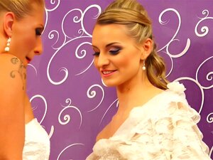 Bukkake-Lesbenbrauten werden am Gloryhole bedeckt und können nicht