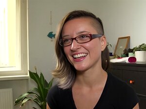 Ersties: Süßes brünettes Haar Playgirl fingert ihre kahle Möse