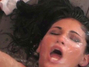 Stoute schatjes boren de grootste strapons en spuiten sperma.