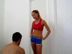 Sieh zu, wie der Sklave verschwitzte Achseln leckt! - Fitnessstudio,