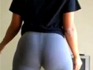 Ela tem uma bunda pequena e gostosa dentro das calças de suor dela
