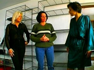 Lustvolle und einsame Ehefrauen genießen einen heißen lesbischen